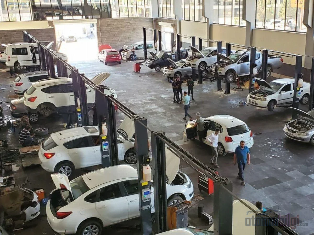 Maintenance performed at an independent shop on a vehicle whose warranty is still valid does not void the warranty, but recalls and free repairs are only possible at an authorized service center.