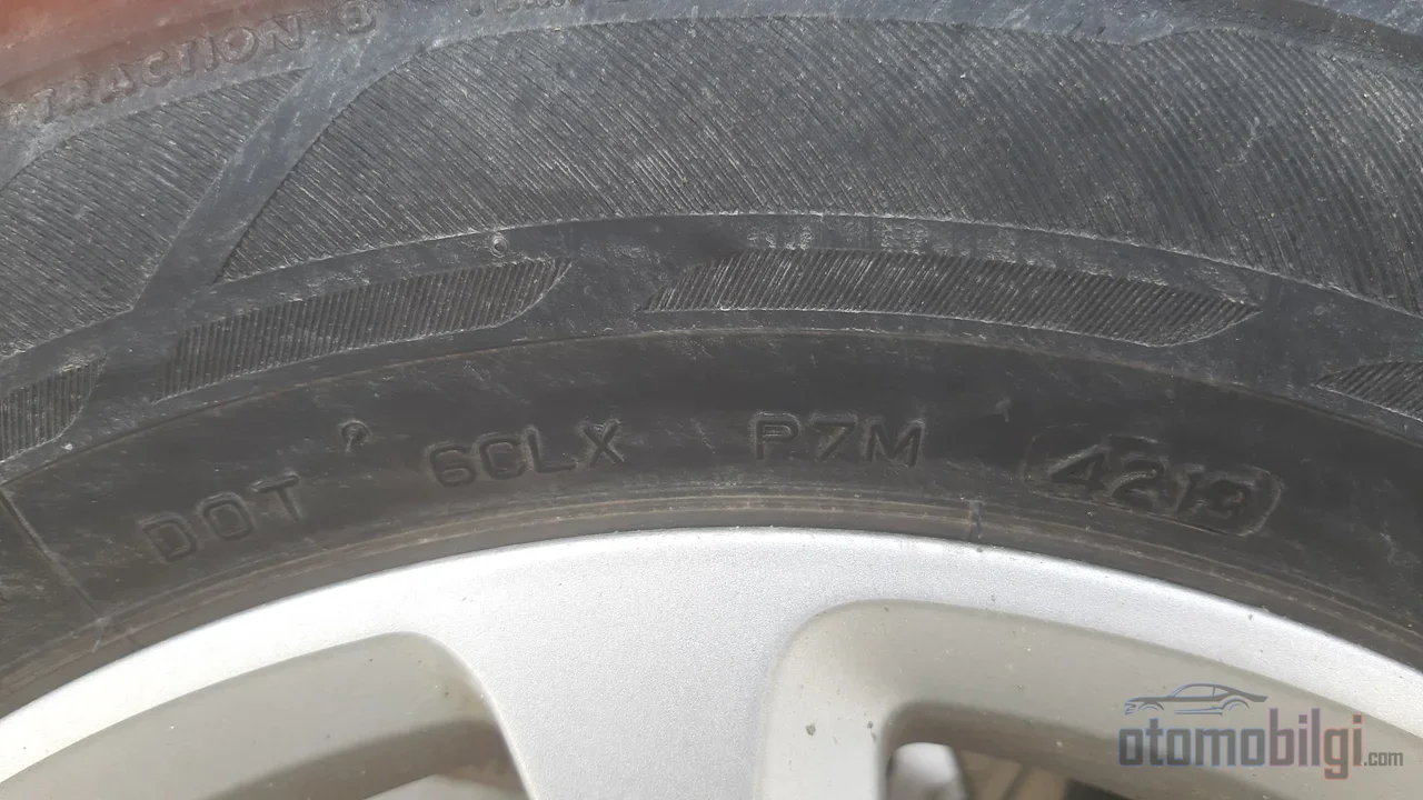 Bir lastiğin ömrünü kilometre sayacı değil, diş derinliği, üretim tarihi ve basınç belirler; 10 yaşını dolduran lastik ne kadar derin olursa olsun emekli edilmelidir.