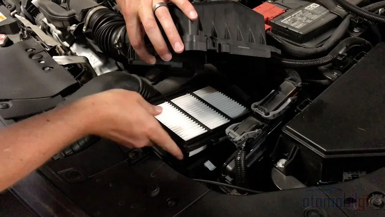 Türkiye's dusty roads cut the air filter's lifespan roughly in half; maintenance schedules set according to European standards cause premature engine wear in this country.