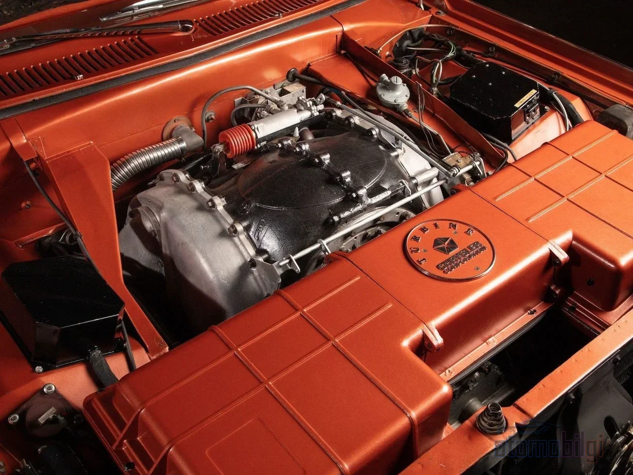 Chrysler'ın türbin motoru ışıkta beklerken bile 20.000 devirde uğulduyordu; en iyi mühendislik bile muhasebe defterini ikna edemedi.
