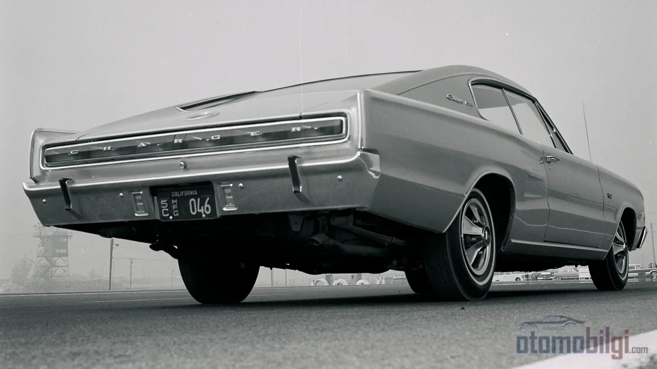Dodge 35.000 adet üretmeyi planlamıştı ama koka şişesi kıvrımlı çamurluklara sahip 1968 Charger'dan fabrika 96.100 adet çıkardı.