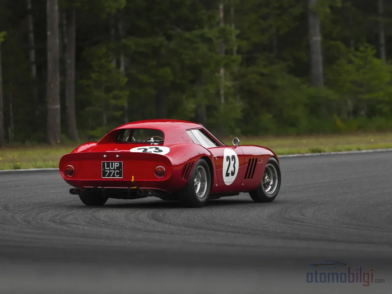 Orta motorlu devrim her tarafı sararken 250 GTO, ön motorlu bir araba olarak Le Mans'ta üç yıl üst üste zirvede kalmayı başardı.