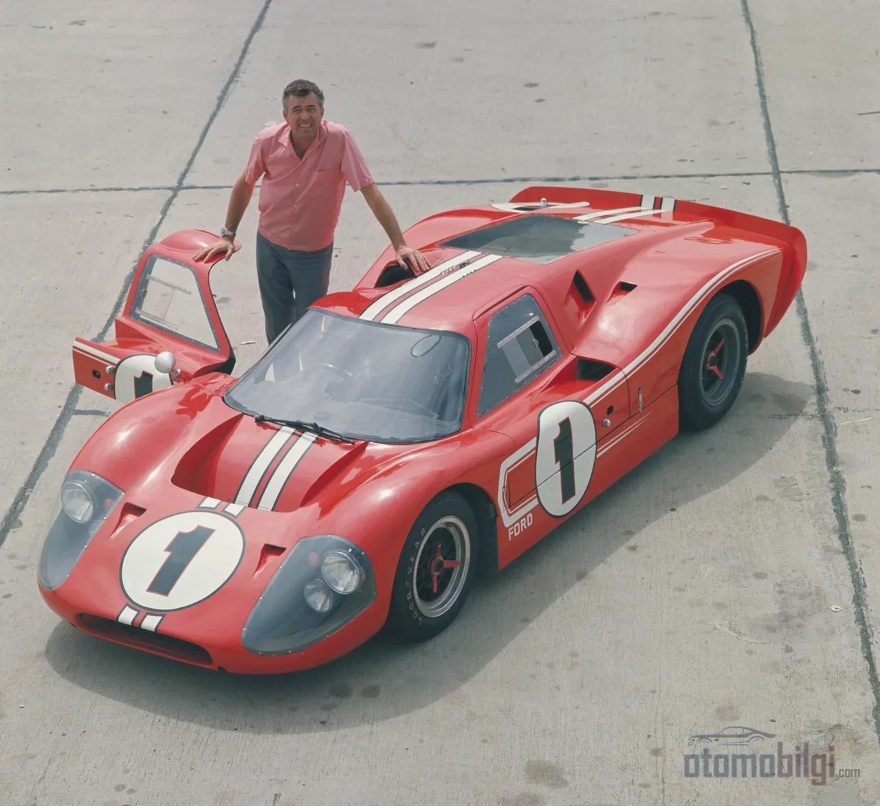 1966'da Ferrari'ler 17. saati göremeden elenirken üç Ford GT40 podyumu süpürdü ve Le Mans'ı kazanan ilk Amerikan üreticisi Ford oldu.