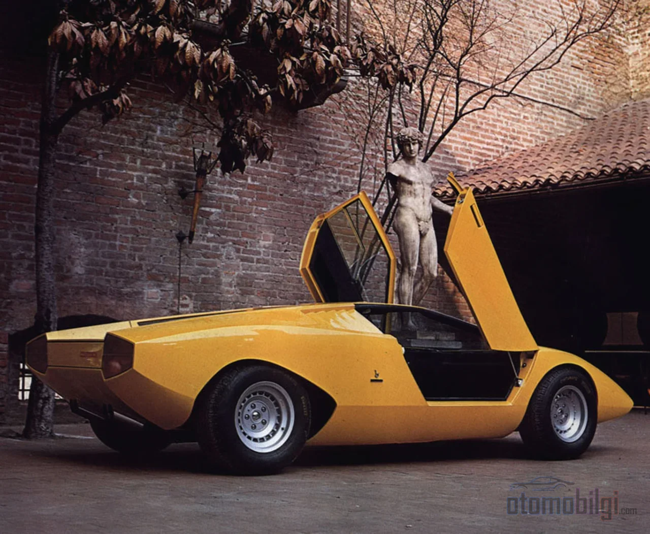 Makas kapılar yalnızca şov değil, o kadar geniş ve alçak bir gövdede açılan tek kapıydı; yukarıya doğru döndüğü an Countach bir kuşa dönüşüyordu.