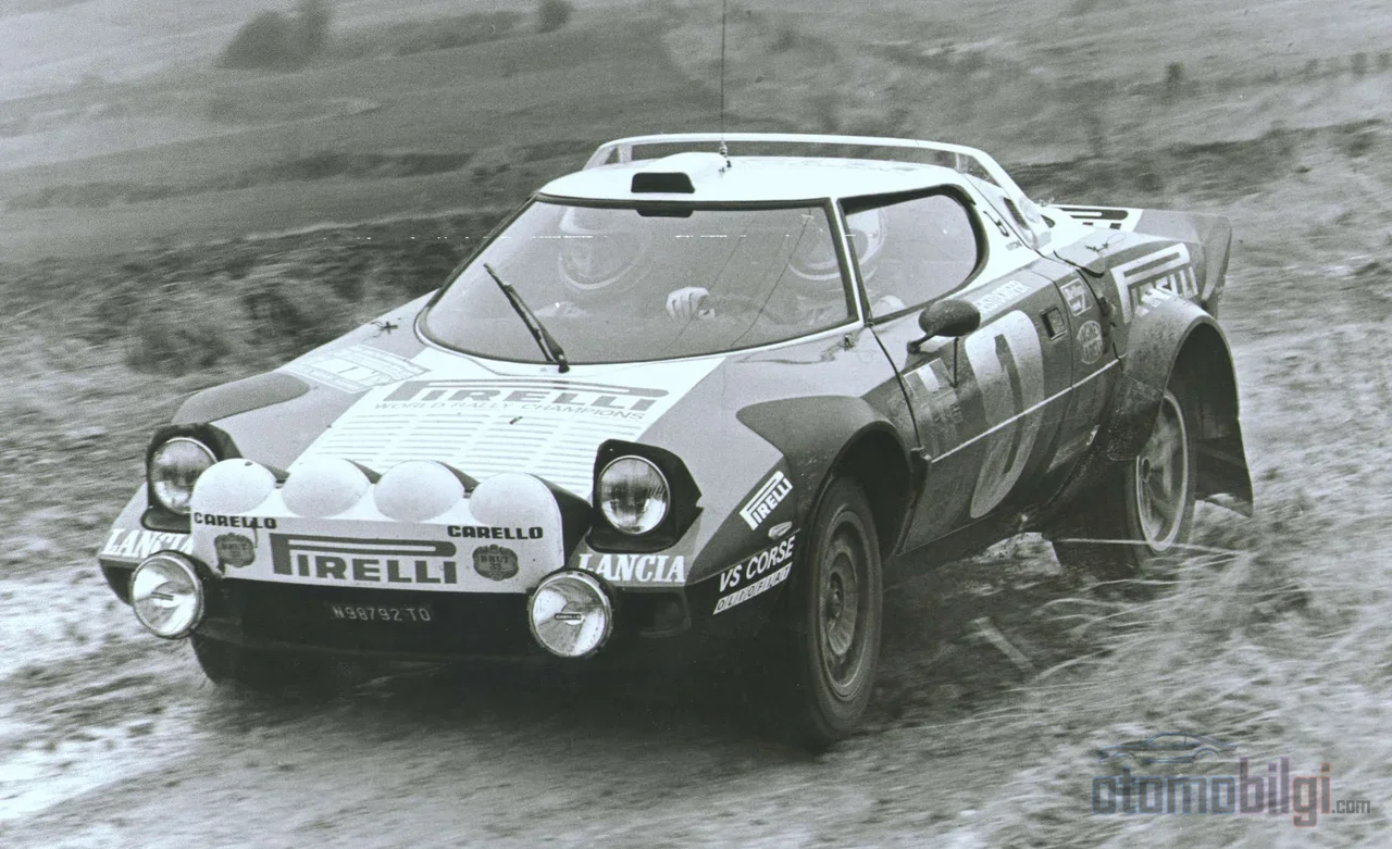 Munari'nin direksiyonunda 1975'ten 1977'ye üç üst üste dünya şampiyonluğu kazanan Stratos, ralliyi sıradan bir spor olmaktan çıkarıp mühendislik sahnesine dönüştürdü.