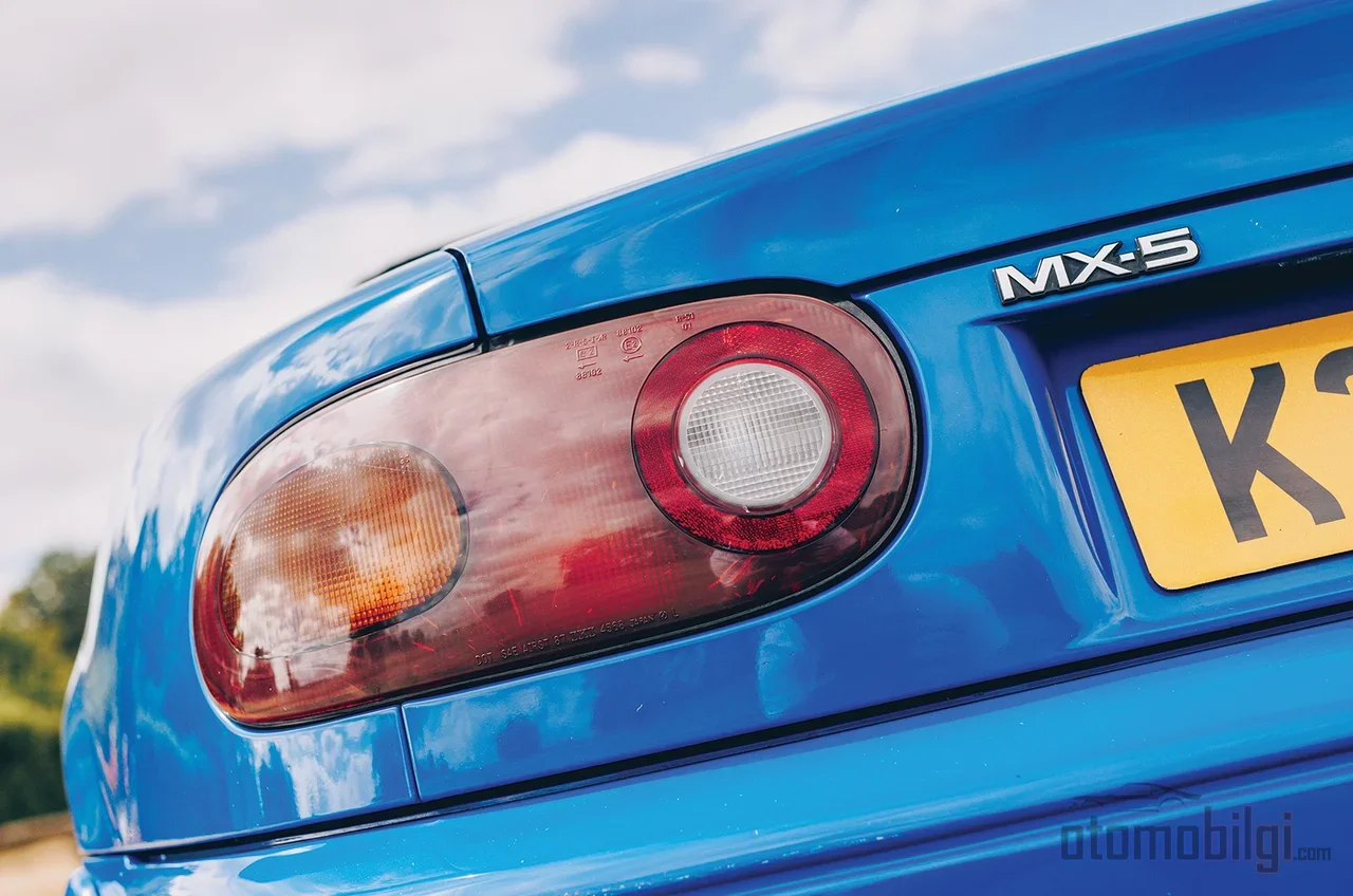 Otomobil dünyası her nesilde büyüyüp şişmanlarken Mazda, dördüncü kuşak MX-5'i öncekinden hafif yaparak inatçılığı bir sanata çevirdi.