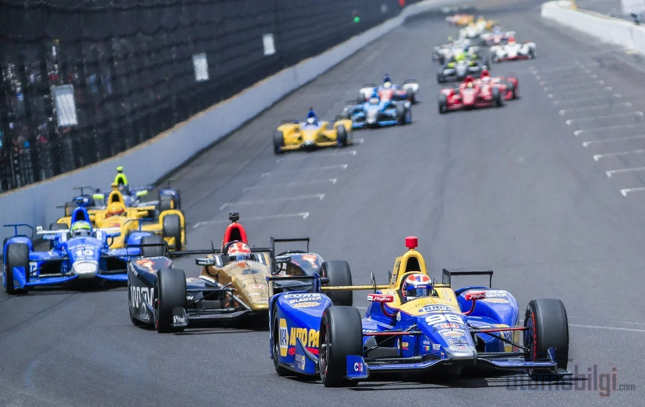 Indianapolis'un 9 derece 12 dakikalık viraj eğimi, sürücülere neredeyse hiç gazı bırakmadan 370 km/satin üzerinde dönme cesareti veriyor.