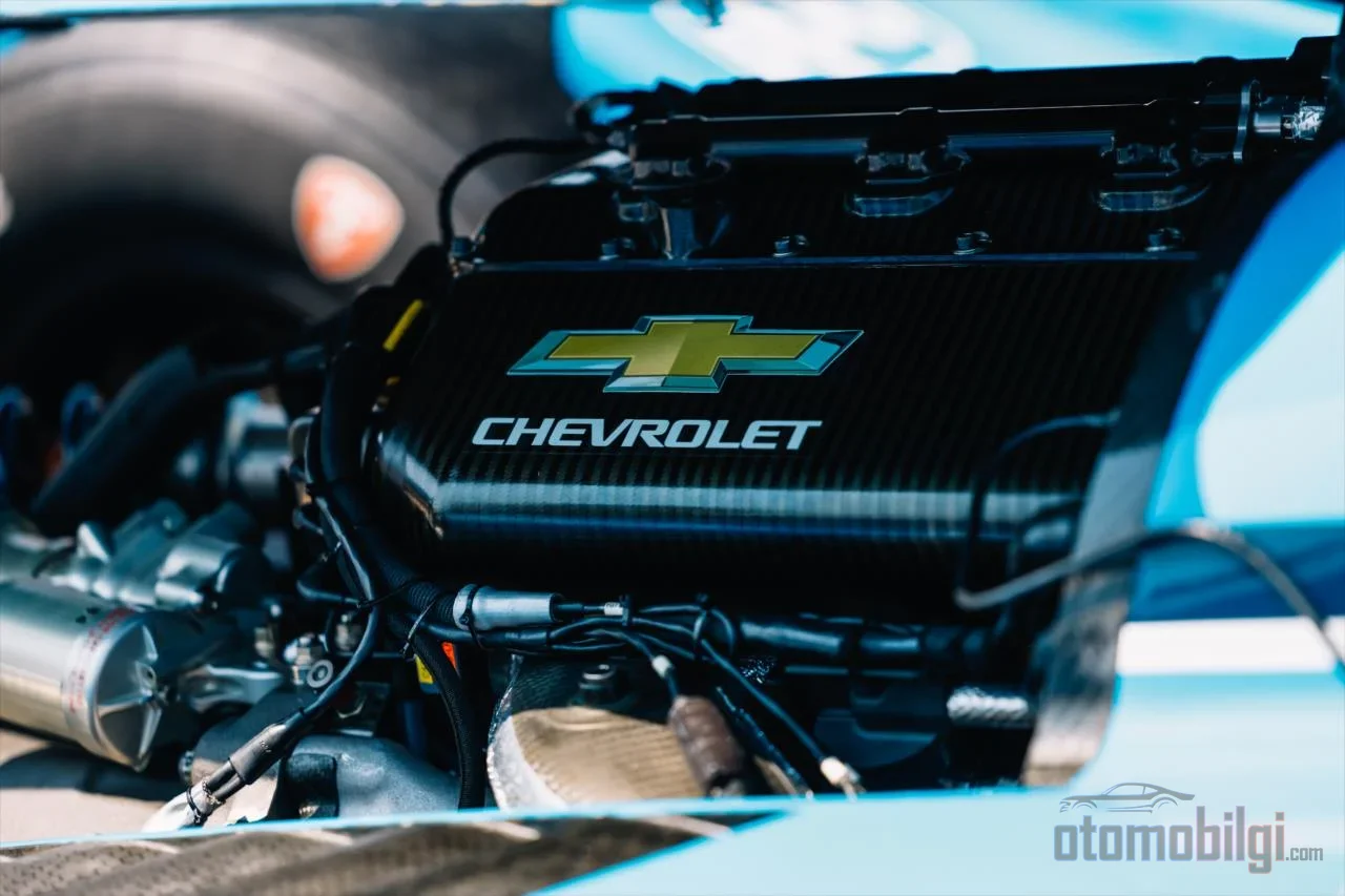 IndyCar'ın 2024 hibrit ünitesi ayrı bir kutu değil; frenajdan topladığı enerjiyi sürücü düğmeye bastığında doğrudan krankşafta pompalayan, motorun kalbine gömülü bir silah.