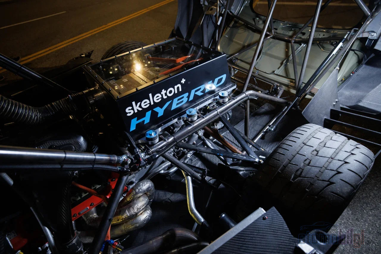 Cars sharing the same chassis race with different engines; in IndyCar, the real battle takes place under the hood, between Honda and Chevrolet.