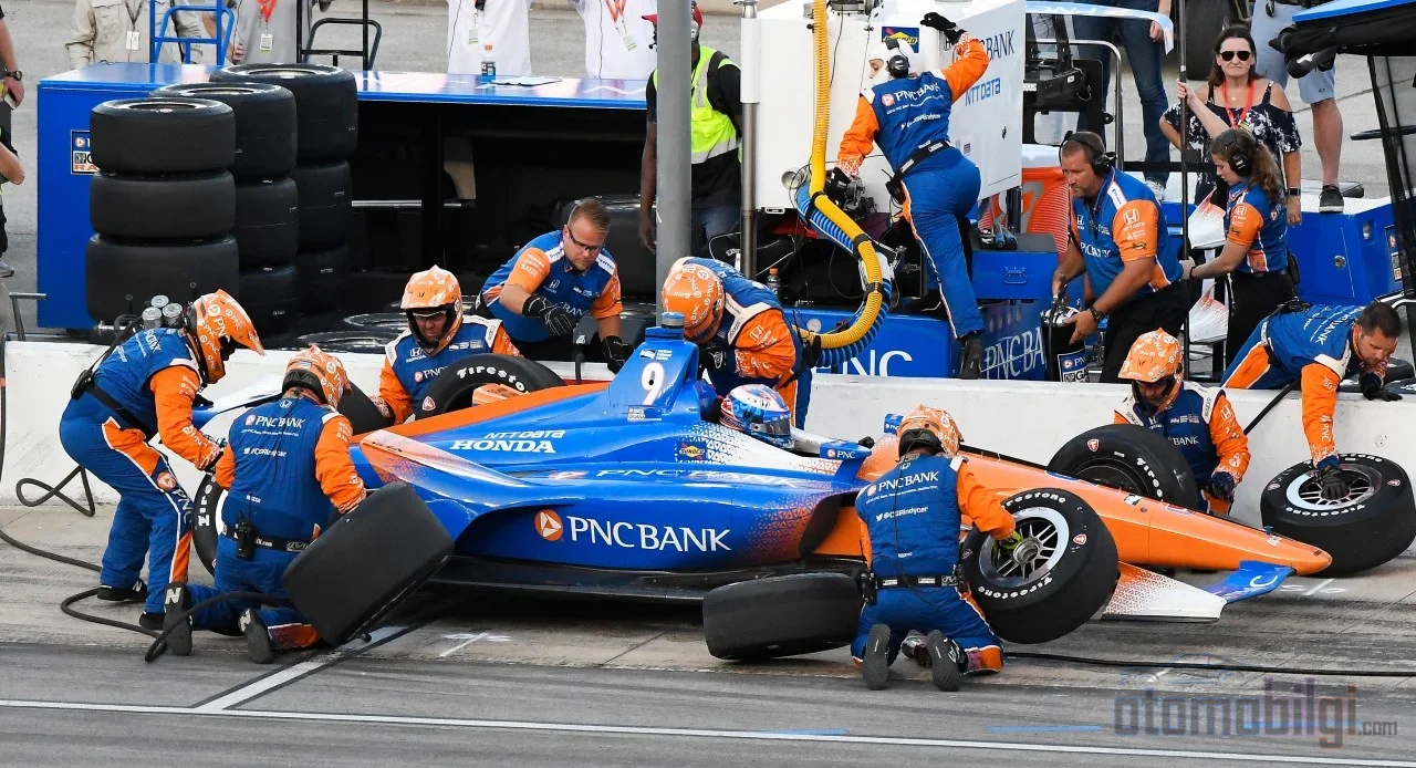 Yedi kişilik ekip kuralı ve 18,5 galonluk yakıt dolumu, IndyCar pit stoplarını F1'in 2 saniyelik sihirbazlığından uzaklaştırıp 7 saniyelik bir sanata çeviriyor.