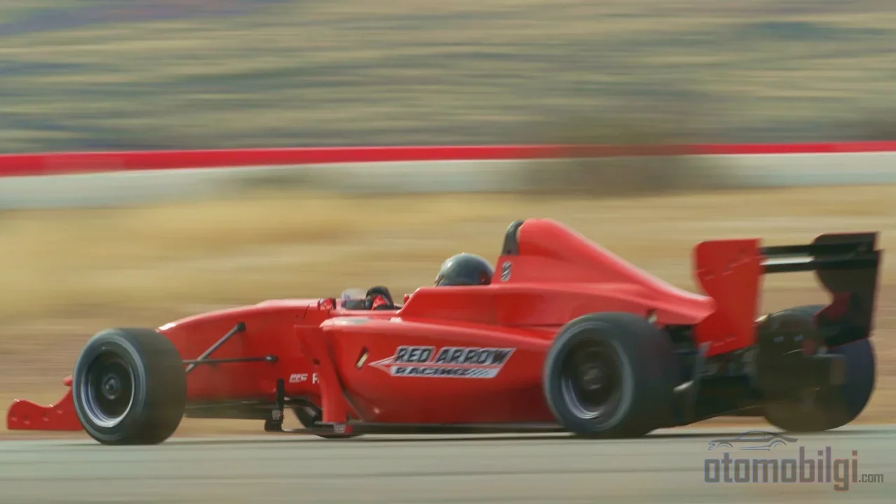 F1'in devasa downforce'u virajlarda uçurur ama kirli hava yüzünden geçiş yapmak hâlâ onun en büyük baş ağrısıdır.