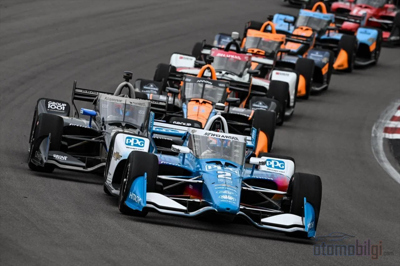 نظرة عامة على تقليد سباقات العجلات المكشوفة في بطولة IndyCar، التي تشمل المضامير البيضاوية ومضامير الطرق ومضامير الشوارع.