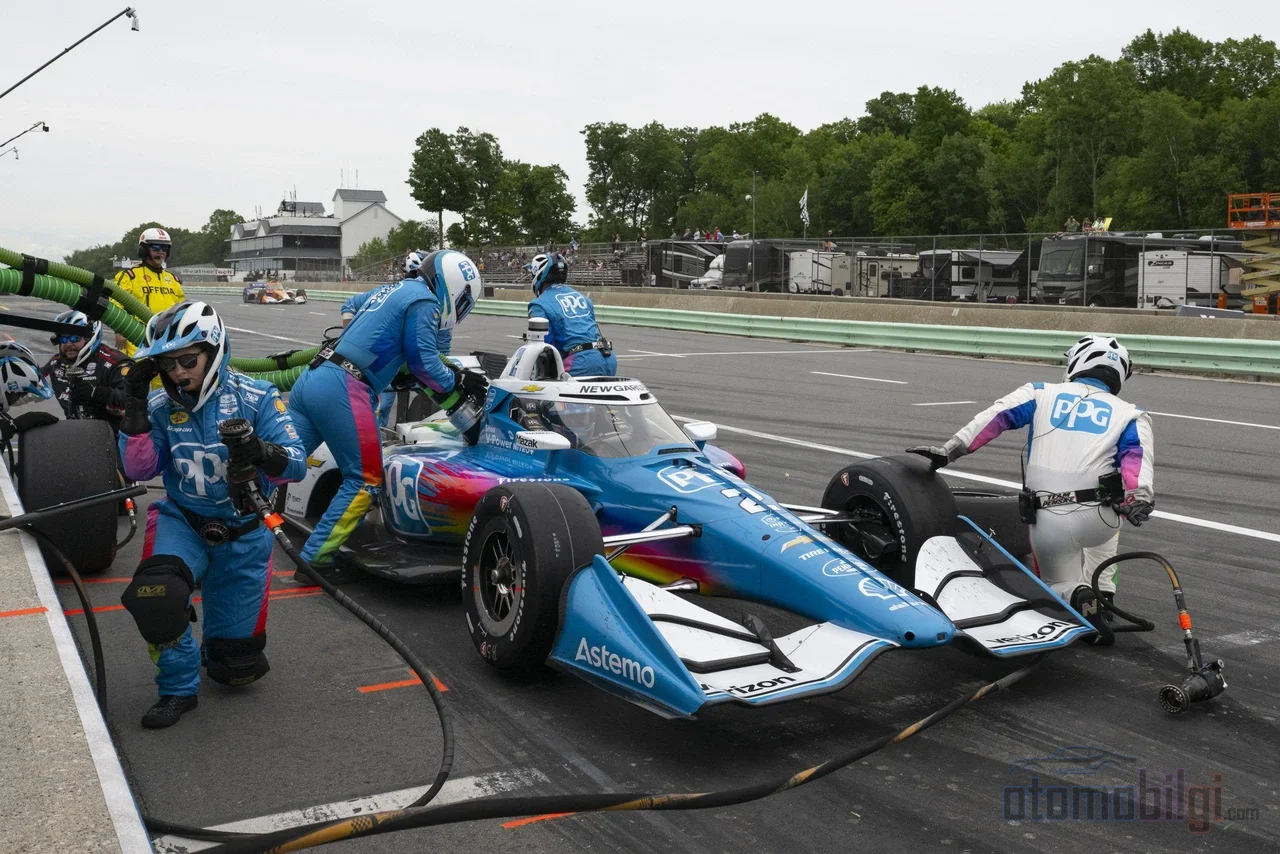 On the IndyCar calendar, ovals represent full-throttle momentum racing, while street circuits represent a rhythm based on braking and traction.