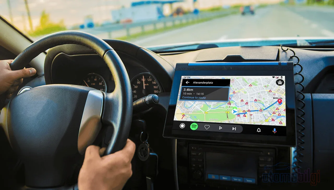 Şehir içinde kazananı trafik verisi belirliyor; telefonda Waze ve Google Maps anında rota çizerken, eski aracın ekranı bu yarışta hiç yoktan sayılıyor.