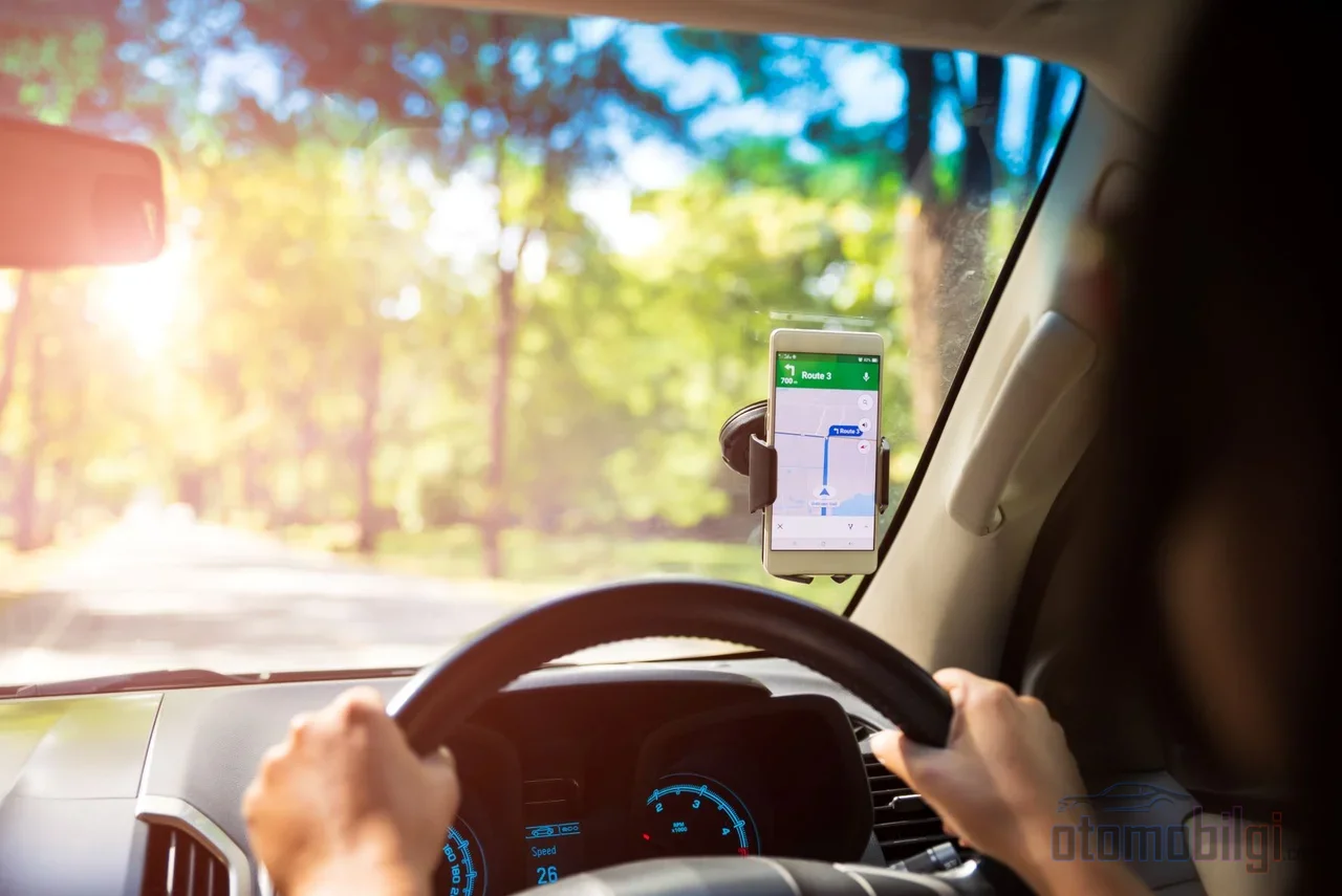 In the city, the phone wins, but in rural areas where the signal drops and on cross-border routes, the built-in navigation makes a comeback.
