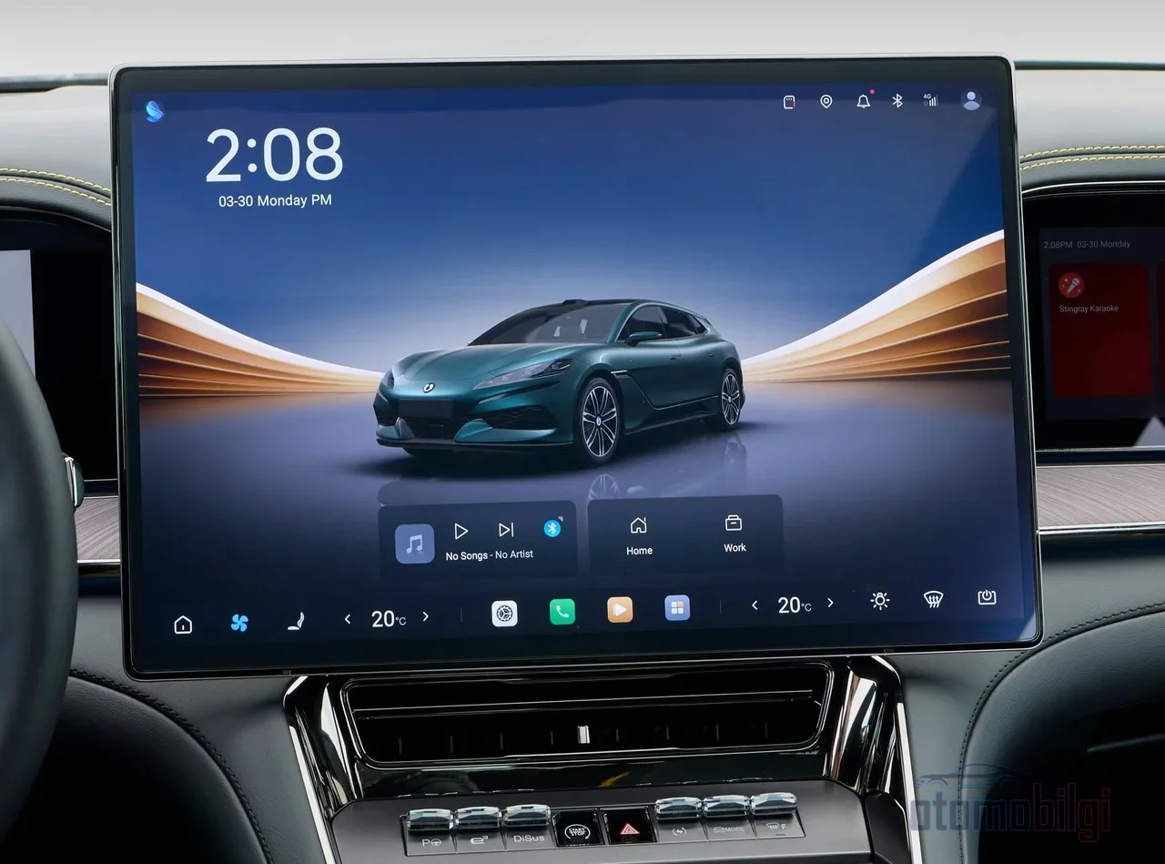 Kablosuz CarPlay ne kadar rahat olsa da uzun yolculuğun sonunda telefonun pili sizi yarı yolda bırakabilir; kablolu USB ise hem veriyi hem pili güvenceye alır.