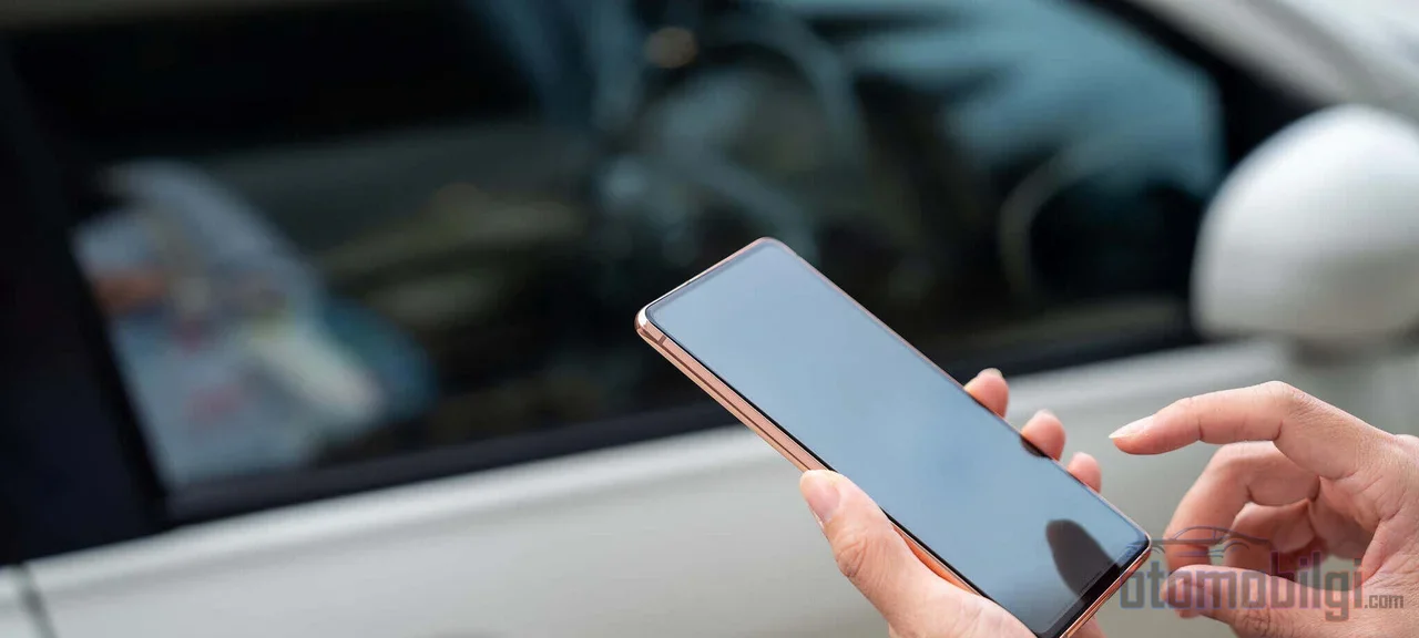 Dijital anahtar cüzdan uygulamasında sanal bir kart gibi yaşar; Bluetooth, NFC ve UWB sayesinde telefonu cepinizden çıkarmadan aracınız açılır.