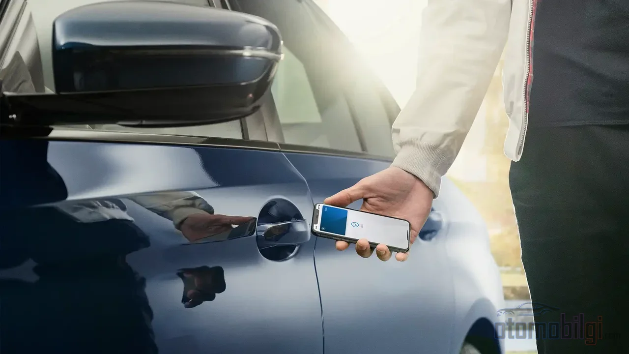 The key is now in your pocket: your phone connects via NFC, recognizes you via Bluetooth, and verifies your location with centimeter-level precision via UWB.