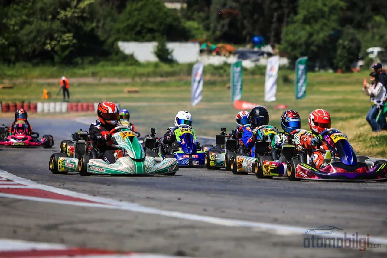 99% tay đua Formula 1 bắt đầu hiện thực hóa giấc mơ của mình trên chiếc tay lái kart nhỏ xíu trong độ tuổi 6-10.