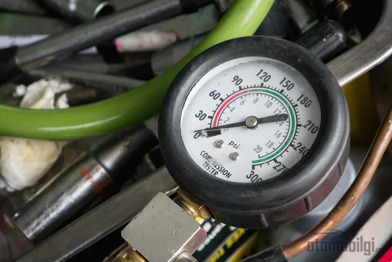 Kompresyon testi motorun kalp atışını dinlemek gibidir: 125–160 PSI okumayan bir kart, satıcının gülümsemesine rağmen pazarlığa değil vazgeçmeye davet eder.