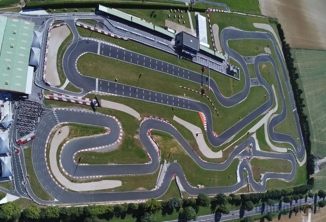 Seni anında durduran lastik bariyer değil, seni yavaşça durduran 10 metre çimdir; modern karting güvenliği artık kaçış alanına güveniyor.