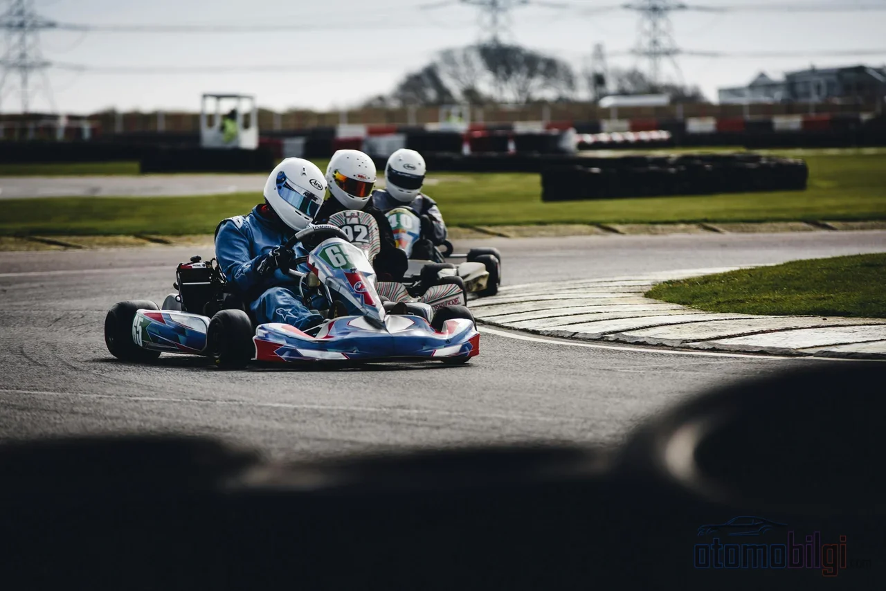 Kartingde en büyük taktik zafere giden yolda değil, ışıklar sönmeden önceki iki dakikada: içeride mi dışarıda mı açılacağını en iyi pilot, zeminin tutuşunu okuyarak karar verir.