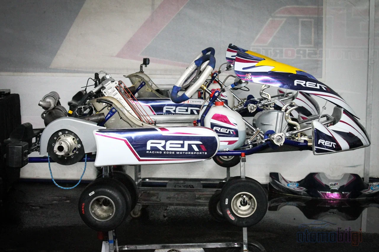 Same engine, same tires, same track but different lap times: it is not power that decides the winner, but a chassis tuned for each corner.