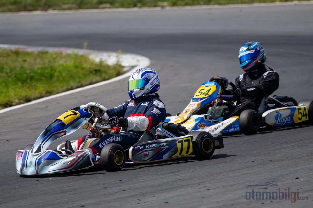 Ugyanazokon a pályákon három külön világ forog: a WSK a kereskedelmi naptárát viszi, a FIA Karting a hivatalos címeit, a Rotax pedig egyetlen márkaobjektív motorjával a saját döntőjét rendezi.