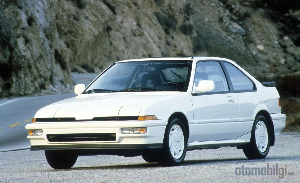Yedek parçası hâlâ raflarda duran bir Porsche 944, müze aracı değil; sabah trafiğine rahatça çıkabileceğin gerçek bir günlük otomobil.