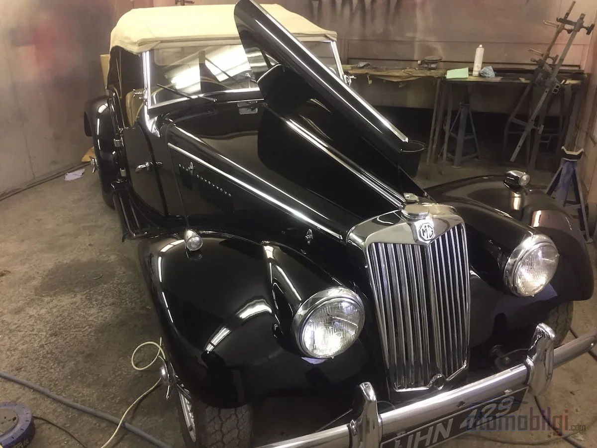 In classic cars, it's the calendar, not the mileage, that matters: even if the vehicle is used sparingly, engine oil, brake fluid, rubber parts, and the battery degrade over time.