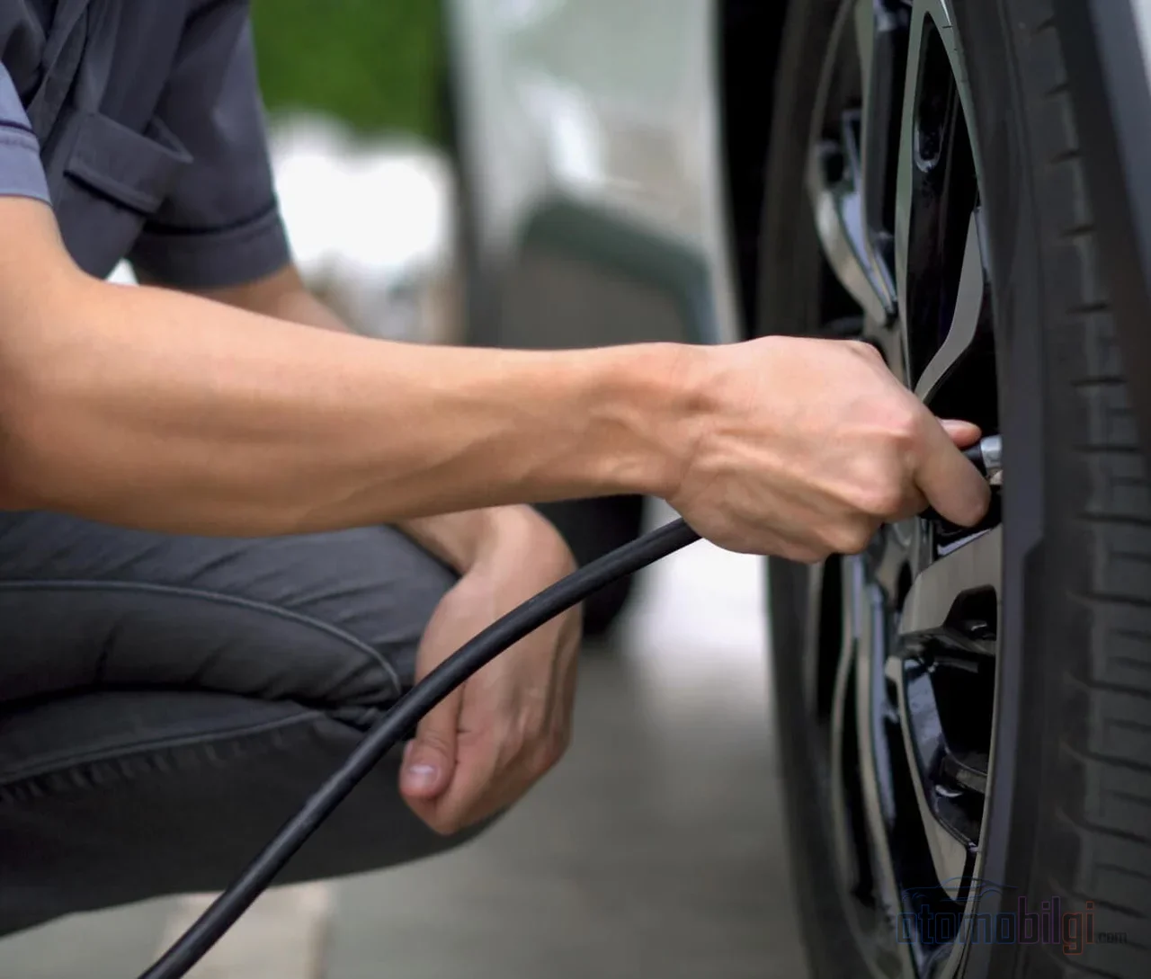 The annual pressure gain of nitrogen-inflated tires is only 1.3 psi; a driver who checks them once a month will surpass this difference with a single pump session.