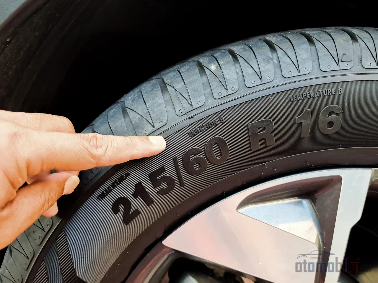 A small 91V code on the sidewall tells you that the tire carries 615 kg per wheel and withstands heat up to 240 km/h; dropping below this limit puts everything from your insurance to your safety at risk.