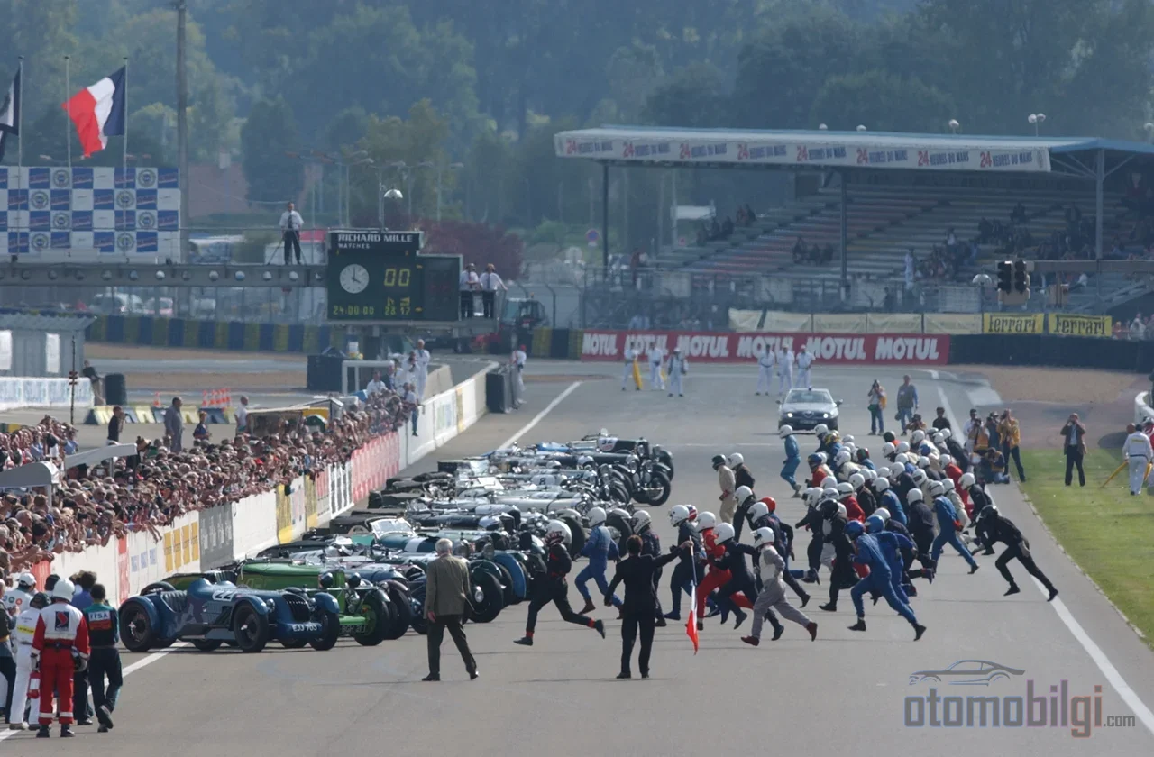 Porsche Curves'te downforce her şeydir; 1972'de can alan Maison Blanche'in yerine kurulan beş bağlı viraj, aracın dengesini en kolay yitirdiği yerdir.