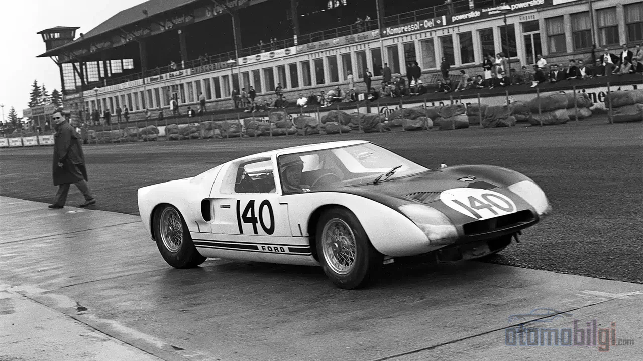 Mazda'nın 1991 Le Mans zaferinin mühürlendiği ve araçların en yüksek hızlara ulaştığı Mulsanne düzlüğü, pistin en acımasız sınavlarından biri olarak öne çıkıyor.