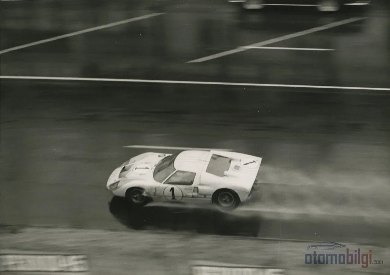 1966 Le Mans'ta zaferi bitiş çizgisi değil, kat edilen mesafeyi ölçü alan tartışmalı bir kural belirledi ve Ken Miles'ı kazanan ilan edilen McLaren'in gerisine bıraktı.