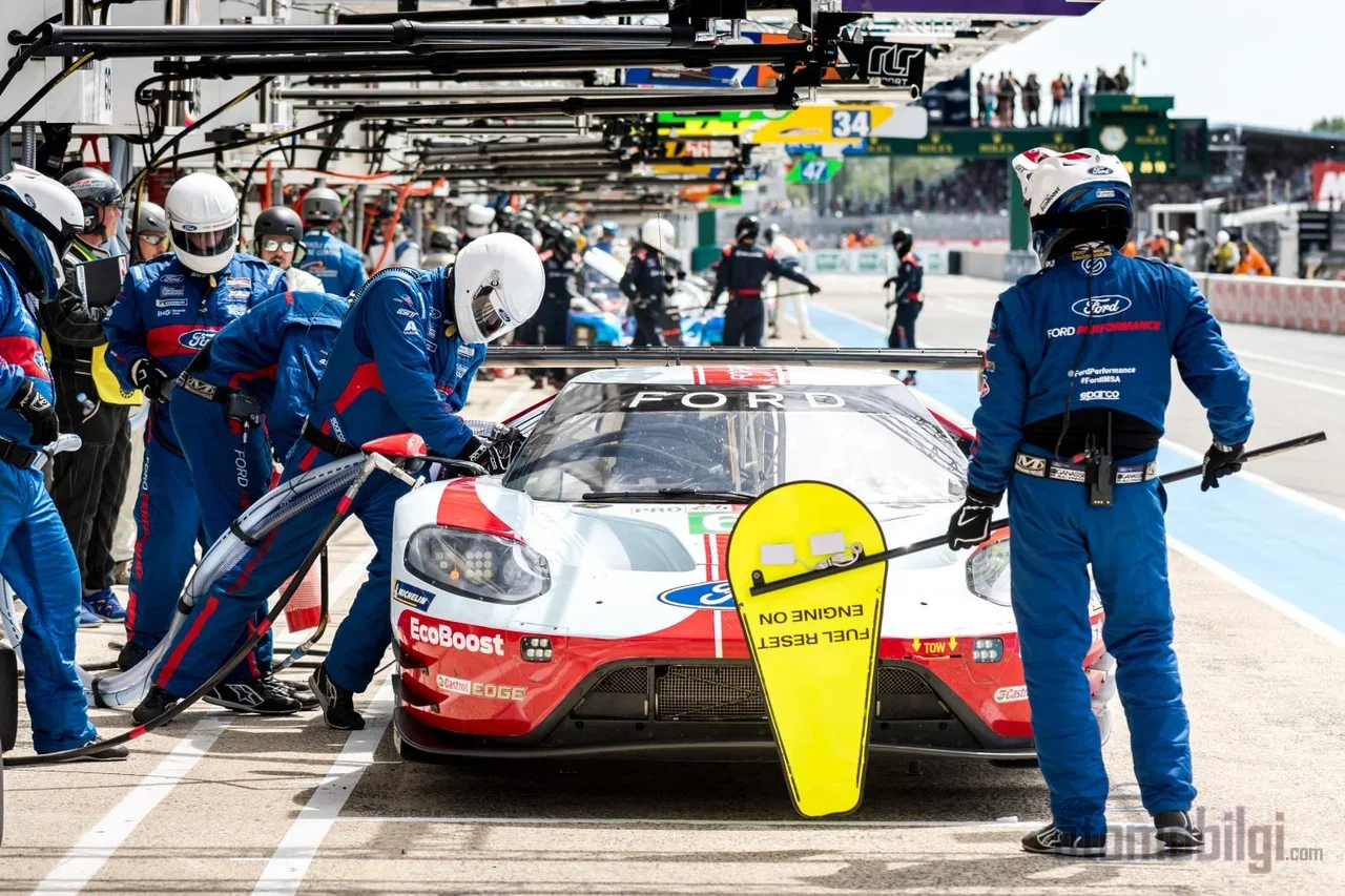 Di Le Mans, pit stop bukanlah pertunjukan, melainkan sebuah operasi: 30 kali pengisian bahan bakar dalam 24 jam, jeda yang dihitung dalam hitungan detik, dan disiplin yang menentukan nasib balapan.