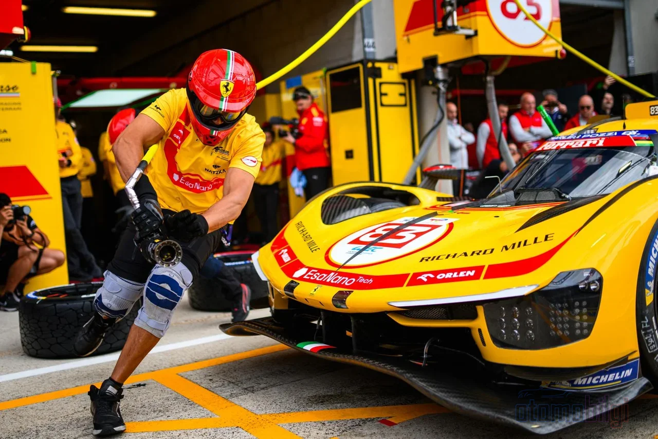 Le Mans'ta bir pit stopta tekerlek mekanikleri, deponun son damlası dolmadan prototipe tek bir somun sıkamaz.