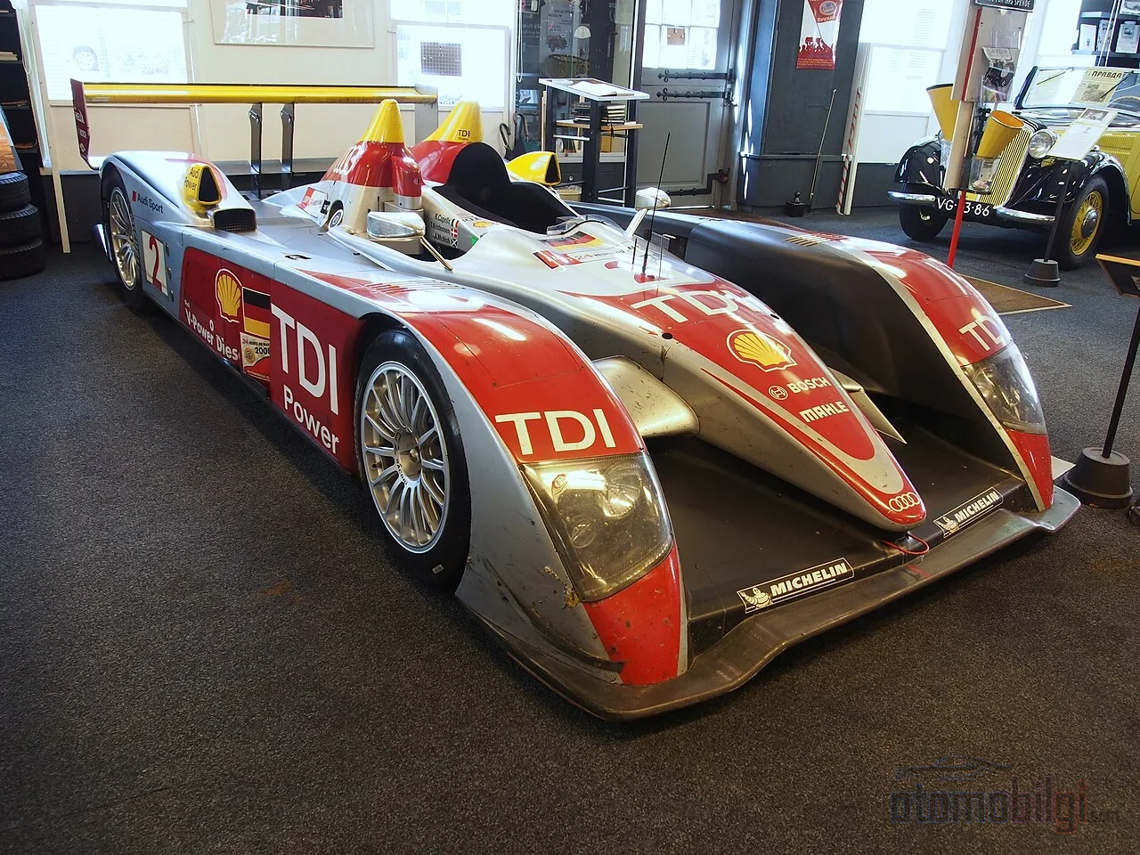 Le Mans'ta en hızlı motor değil, en az duran takım kazanır; Audi Peugeot'nun gücünü yakıt menzili hesabıyla nötralize etti.