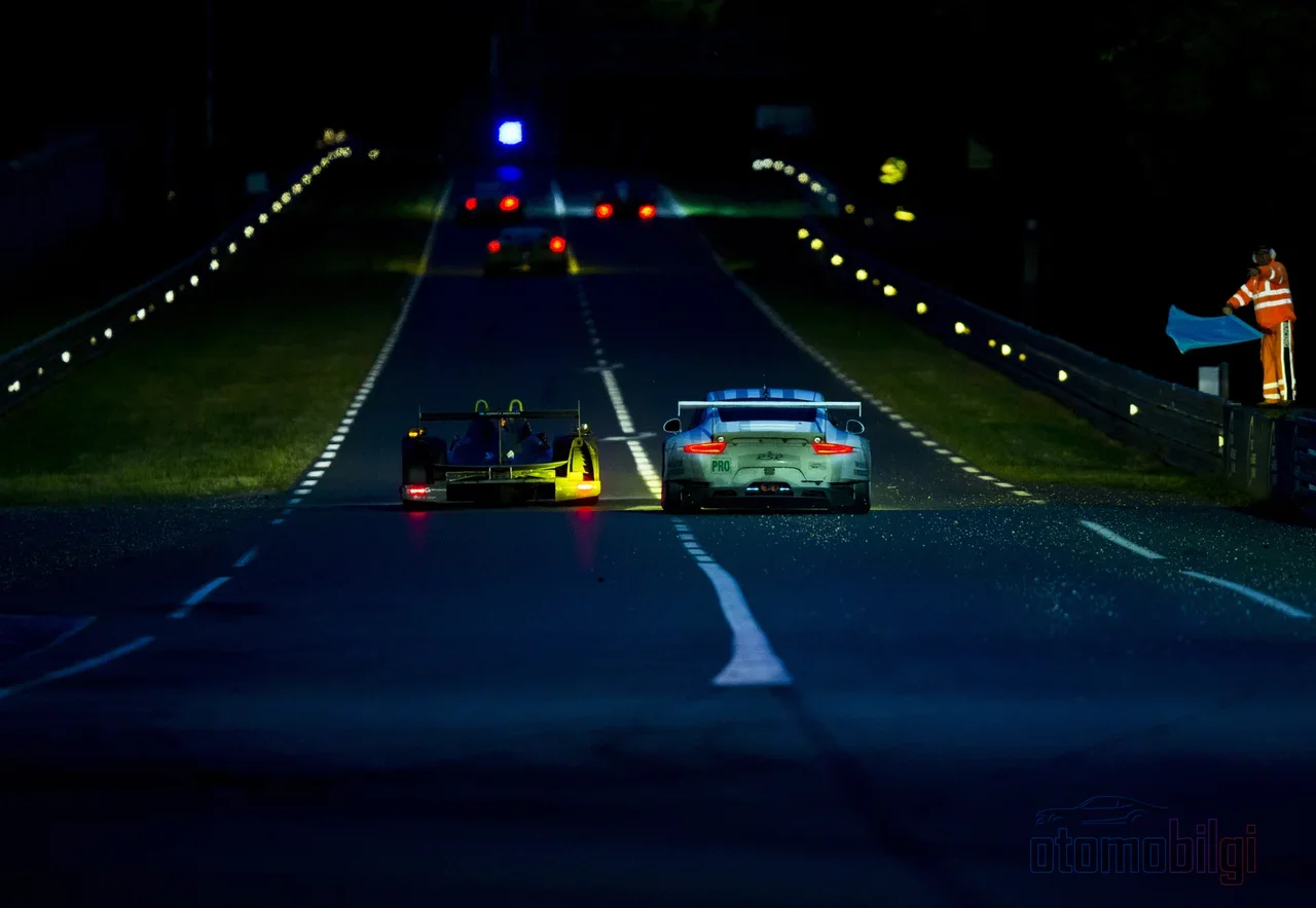 Di Le Mans, tidak ada satu pun lampu jalan di sirkuit; jarak yang diterangi lampu depan adalah batas nyawa pembalap.