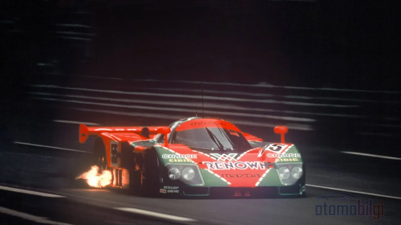 بجسمه الوزني 830 كجم ومحرك وانكل رباعي الروتورات، دخلت Mazda 787B التاريخ كالسيارة الوحيدة ذات المحرك الدوار التي فازت في لومان.