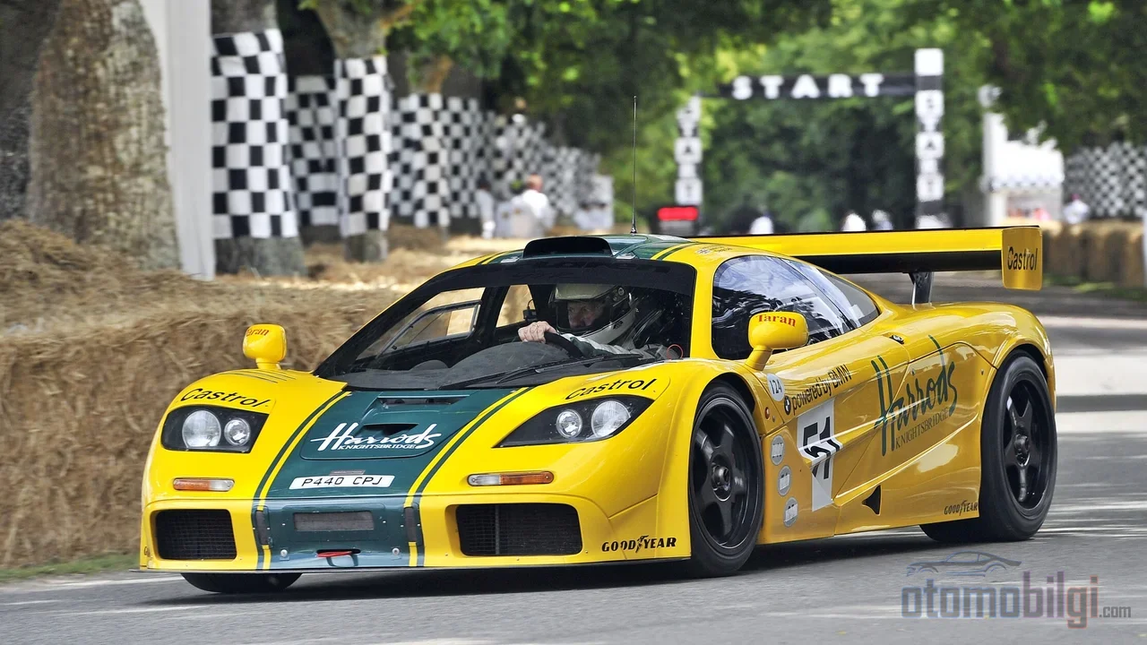 Le Mans 1995'te ıslak pist prototipleri tek tek silerken, yol arabası kökenli beş McLaren dayanıklılığın sessiz şampiyonu olduğunu kanıtladı.