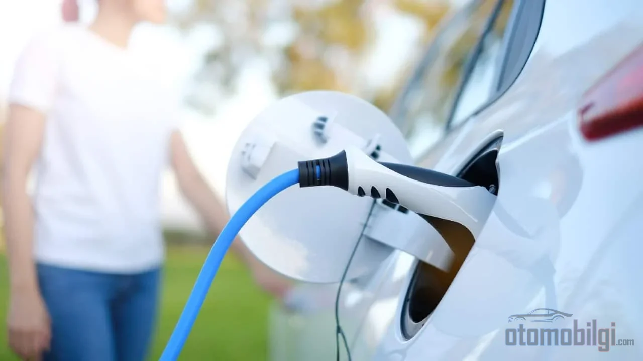 On the road you see the truth: an electric vehicle consuming 14-21 kWh per 100 kilometers delivers a range that falls an average of 20-30 percent below the WLTP promise.