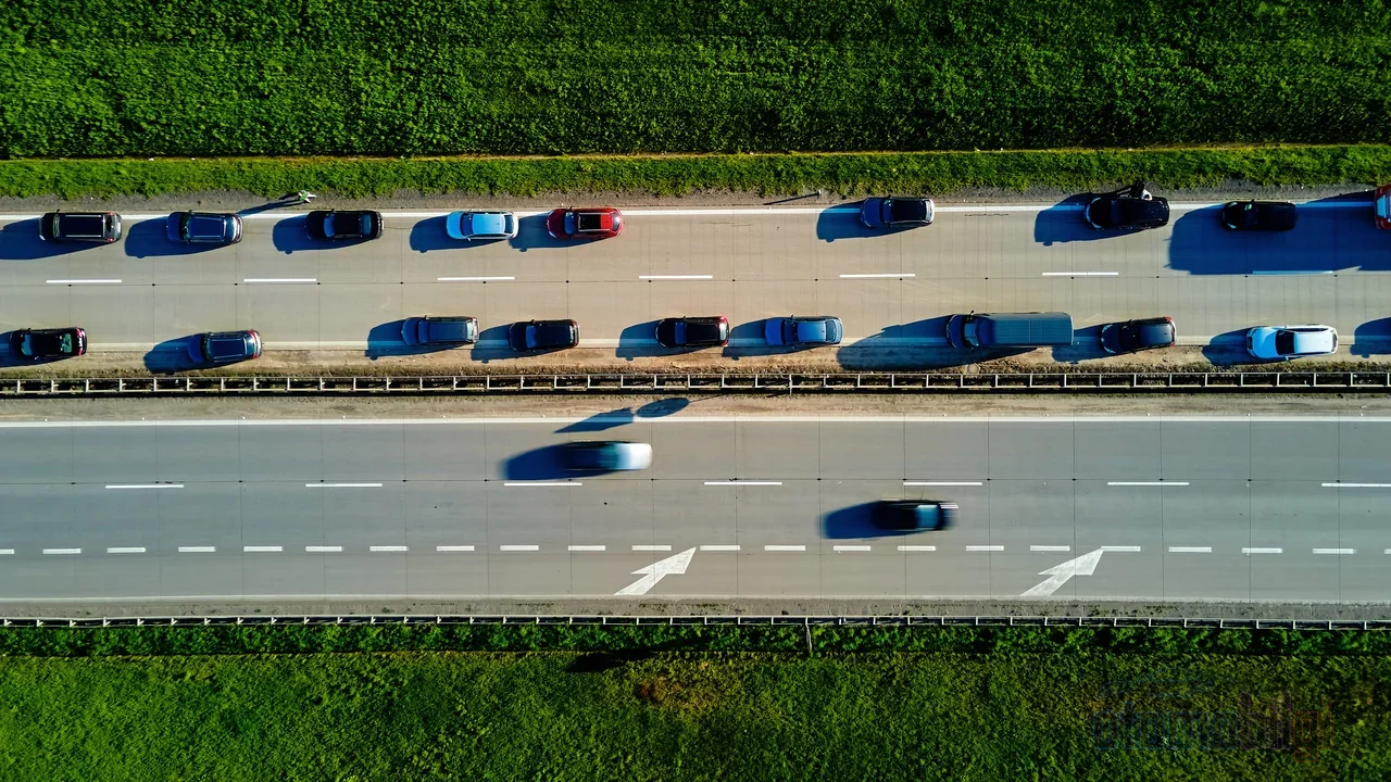 130 km menzile sahip bir elektrikli aracın menzilinin üçte biri rüzgâra gidiyor; çünkü aerodinamik direnç hızın artışıyla birlikte karesel olarak büyüyor.