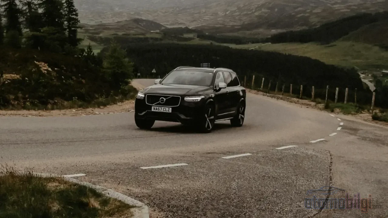 Yokuş yukarı her metre, motoru yer çekimiyle açık bir güç yarışına sokar ve elektrikli aracın tüketimi eğimle birlikte hızla tırmanır.