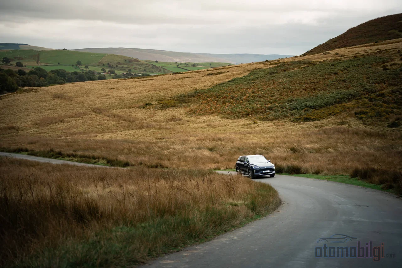 Every meter of climbing is paid directly from the battery; on descents, regenerasyon... wait - translate: regenerative braking recovers only a portion of the lost energy.