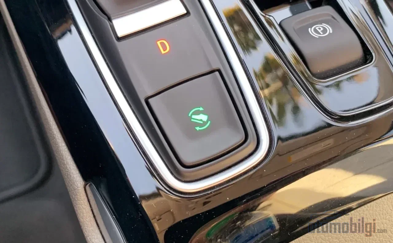 Şehir içi dur-kalkta tek pedal sürüş her frenle enerjiyi geri kazanırken, otoyolda 113 km/s üstü her hız menzili belirgin şekilde eritiyor.
