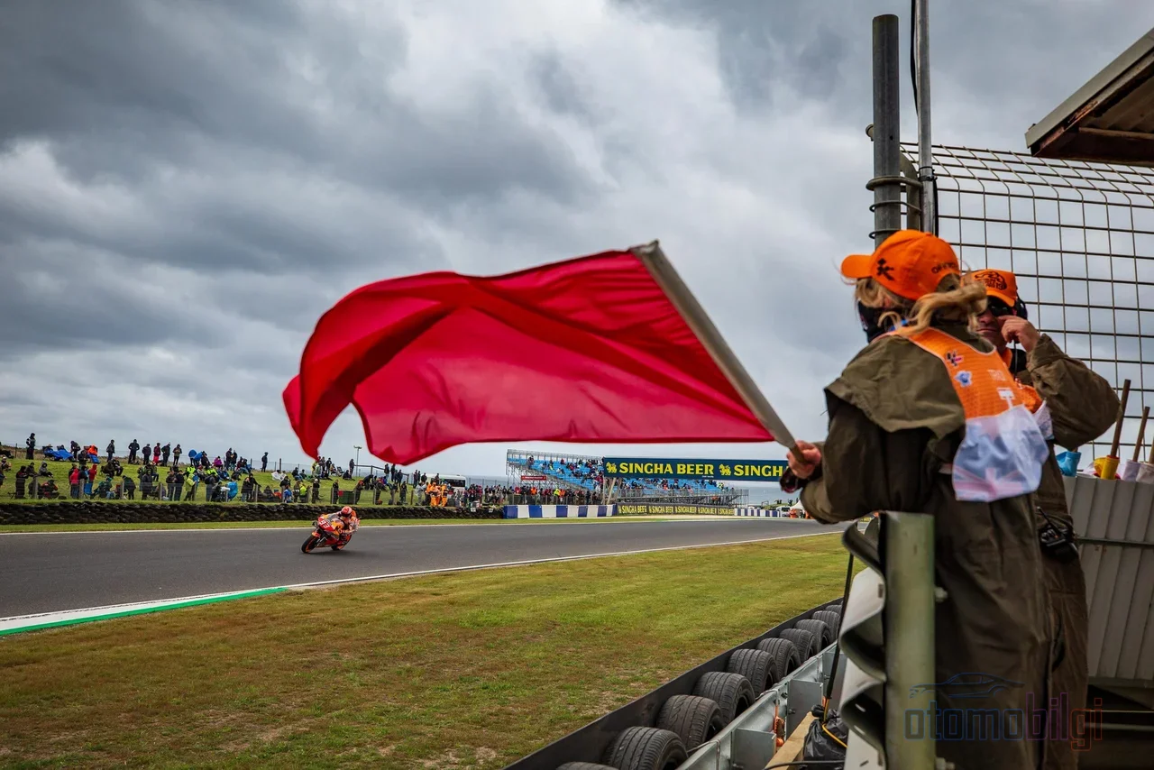When a red flag is waved in MotoGP, the race stops; fate is decided either by a restart or, based on the number of completed laps, by the instantaneous standings.