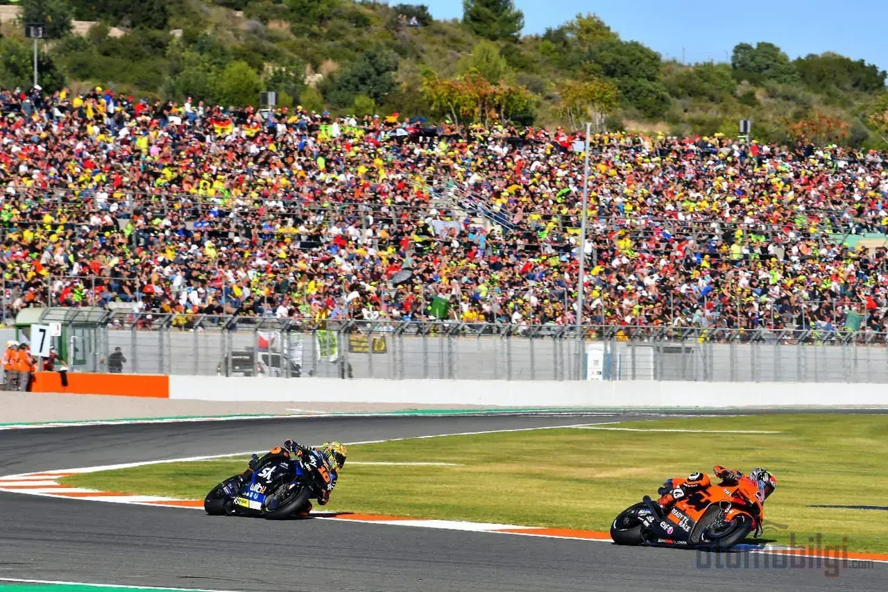 MotoGP prototiplerinde winglet'ler downforce üreterek hızlanırken ön tekerin kalkmasını önlüyor ve frenlemeyi iyileştiriyor.