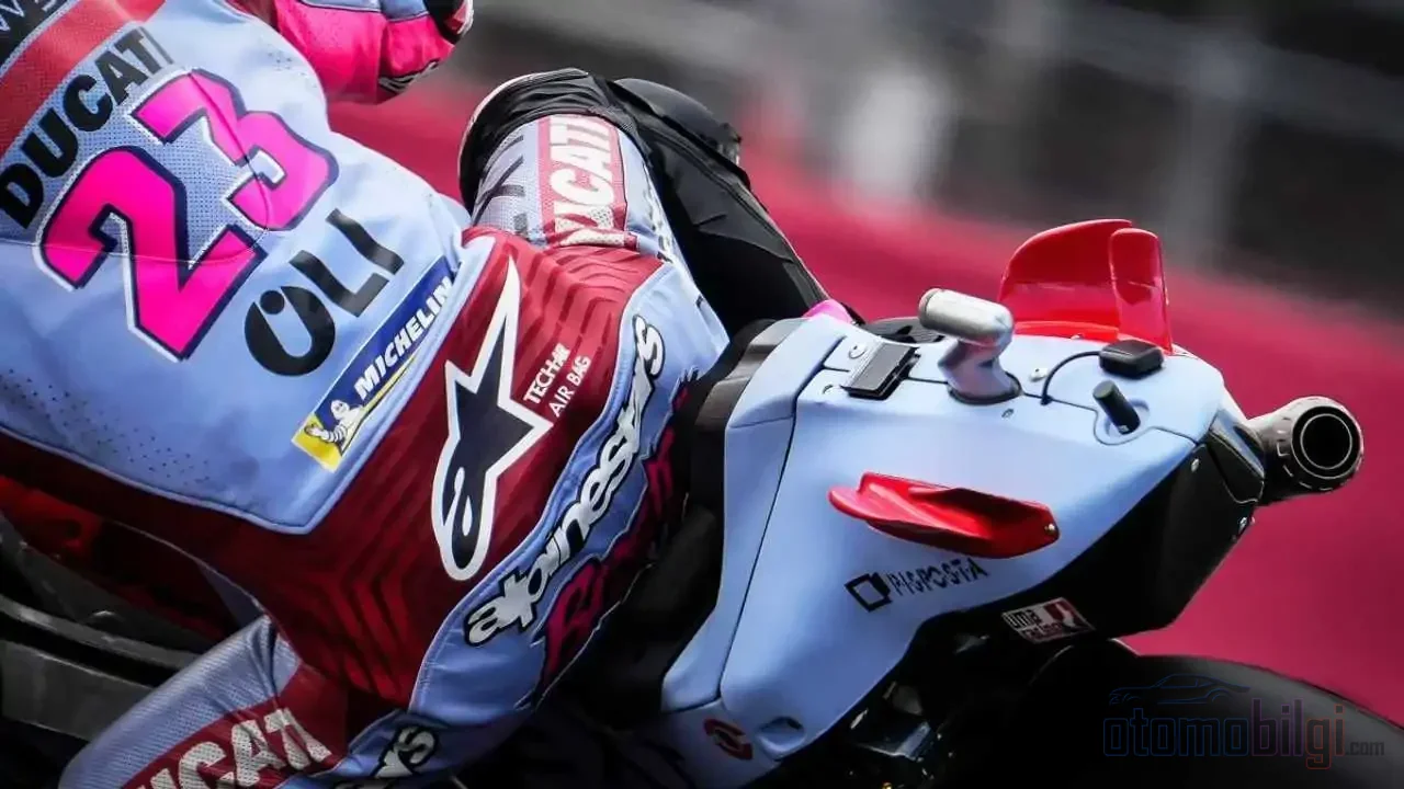 350 km/s hızda MotoGP kanatçıkları ön tekerleğe 35-50 kilograma varan bir basınç yükleyerek lastiği asfalta kilitleyen görünmez bir el gibi çalışıyor.