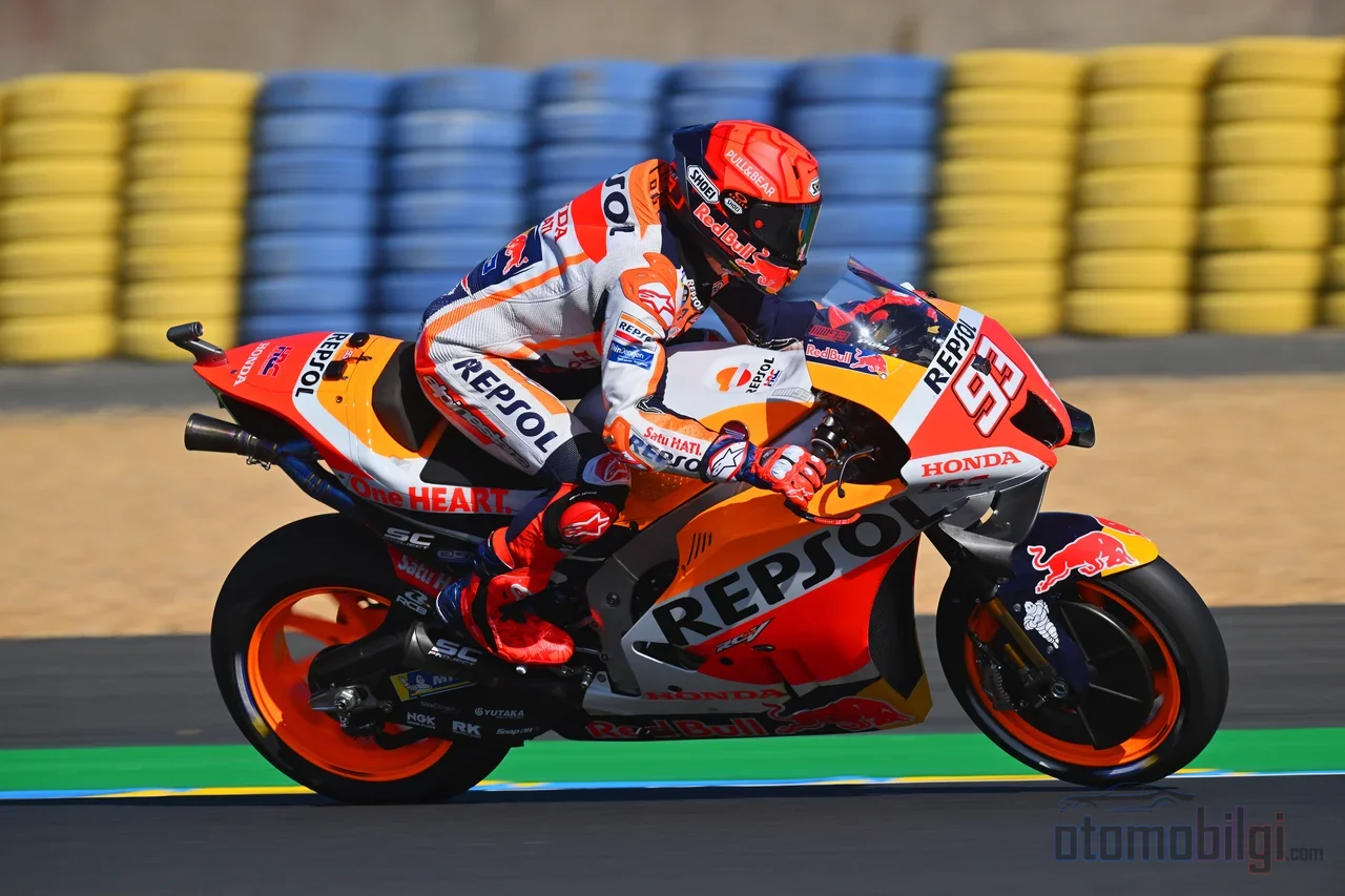A long lap penalty costs the rider 2-4 seconds, and since 2016 the penalty has been issued by the three-member FIM Stewards Panel.